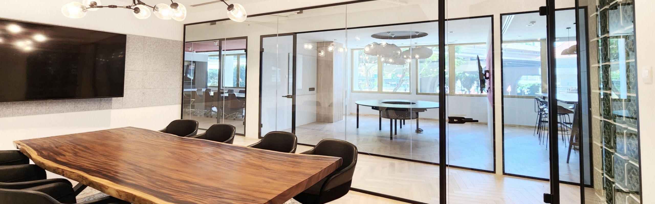 Discovering Modern Glass Solutions in Contemporary Workspaces