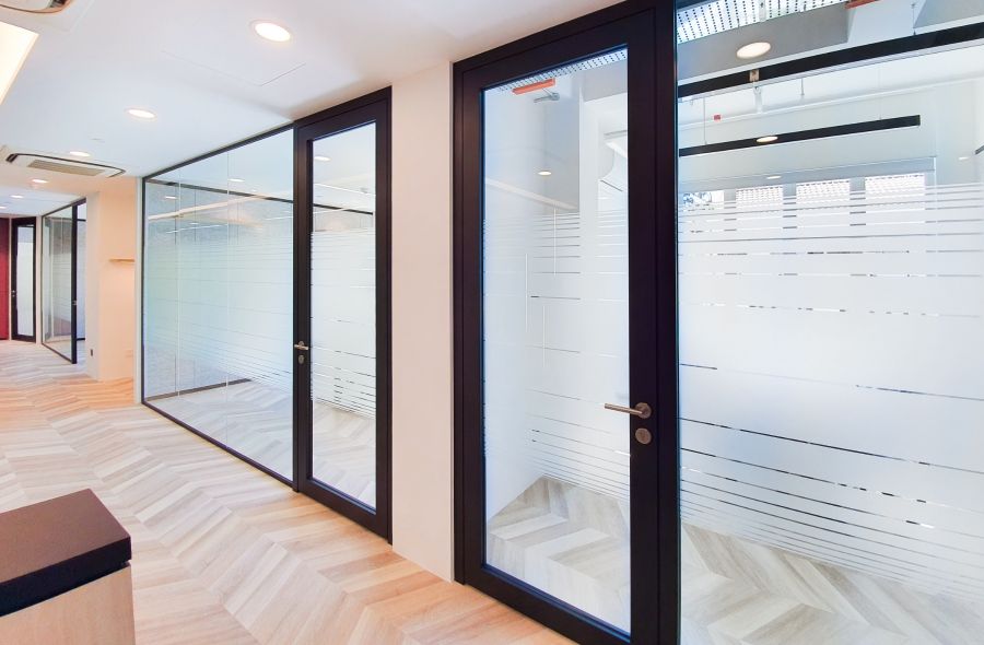 Elegantly Section Spaces With Glass Partitions