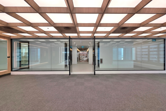 Large-Panel COMO Glass Partitions for a Commercial Office