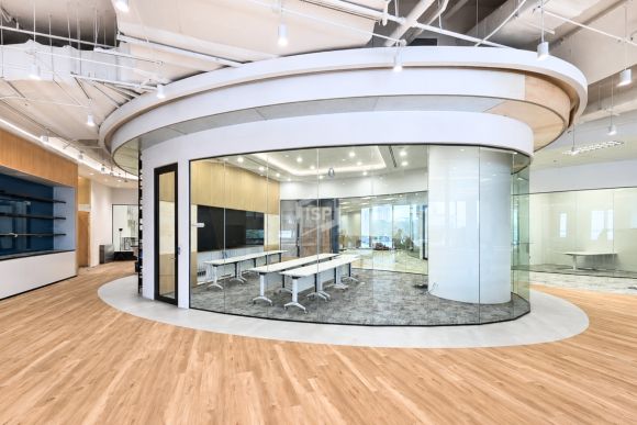 Designing Unique Workplace Spaces with Glass