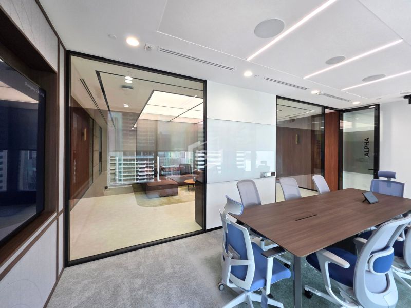 COMO Glass Panel in Executive Room for Acoustic Privacy