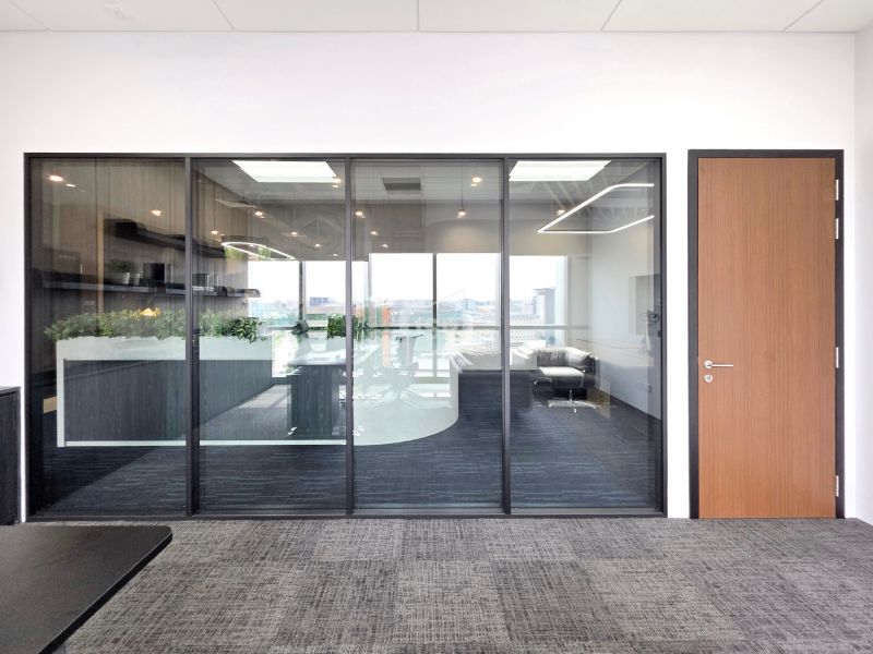 Doubled Glazed Partition with Vertical Frames for Meeting Room