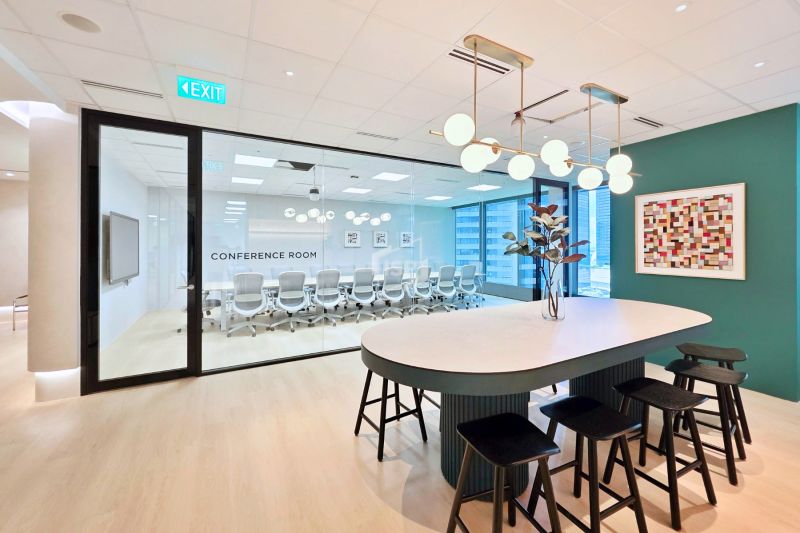 Creating Quiet, Connected Workspaces with COMO Glass Partition