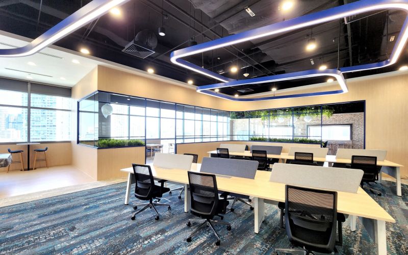 Stylish Curved Glass and Flat Bar Design for Professional Offices