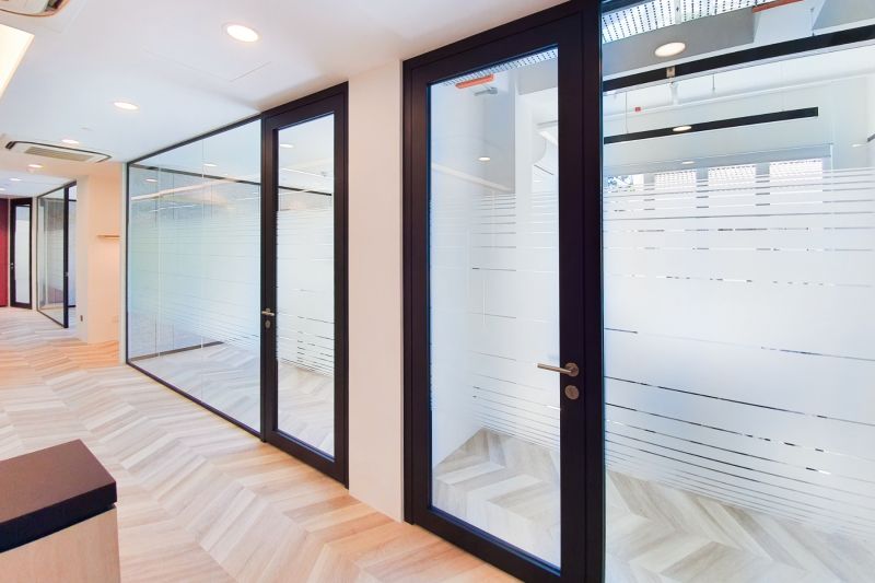 Elegantly Section Spaces With Glass Partitions