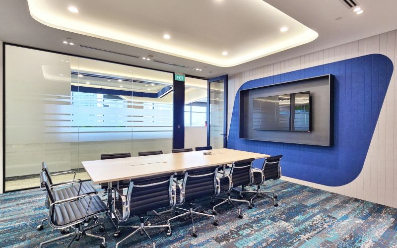 Stylish Curved Glass and Flat Bar Design for Professional Offices
