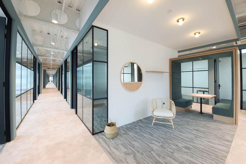 Utilizing Elegant Glass Partitions for Co-working Space