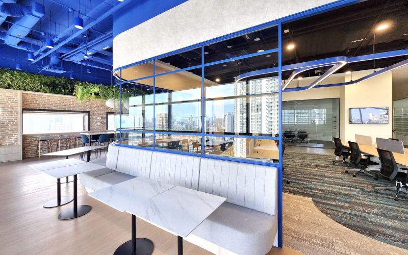 Stylish Curved Glass and Flat Bar Design for Professional Offices