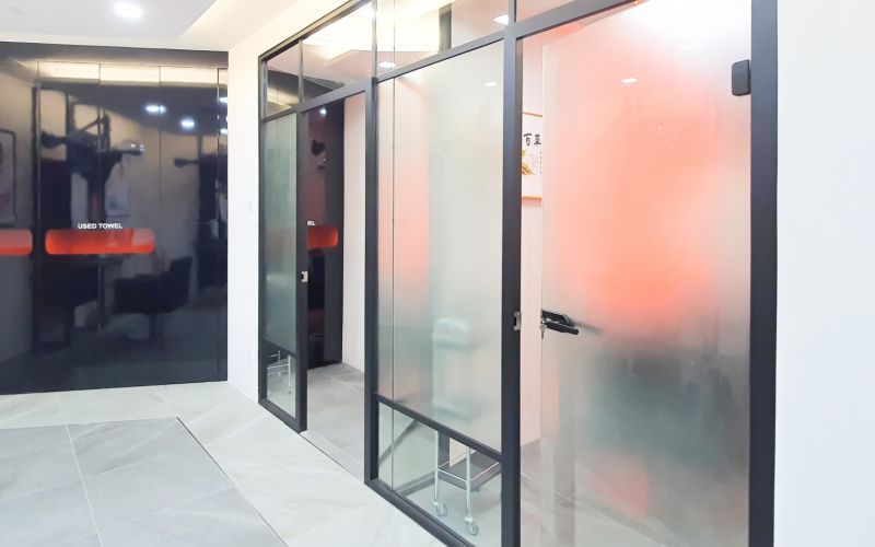 Frameless Glass Door with Single Glazed Partitioning System