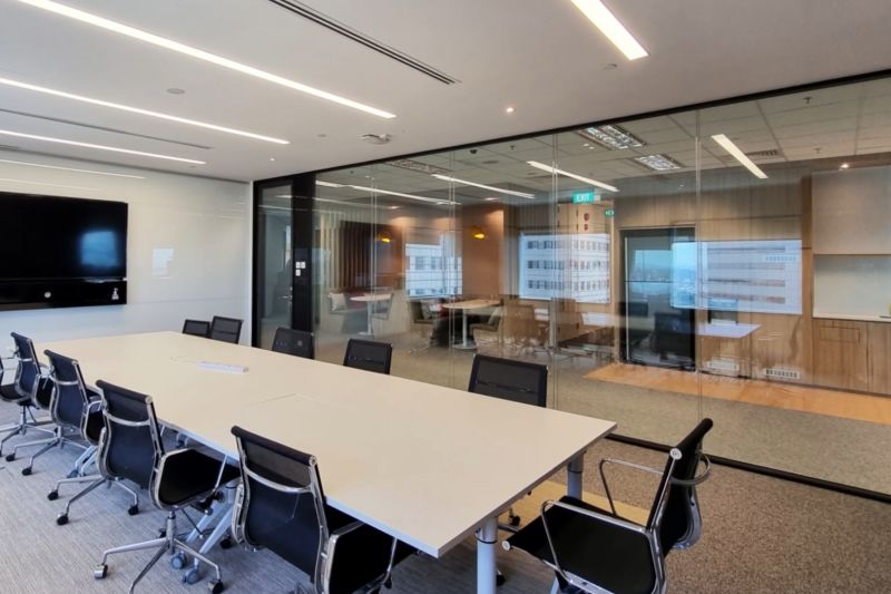 Create an Open and Fluid Workspace With Glass Partitions