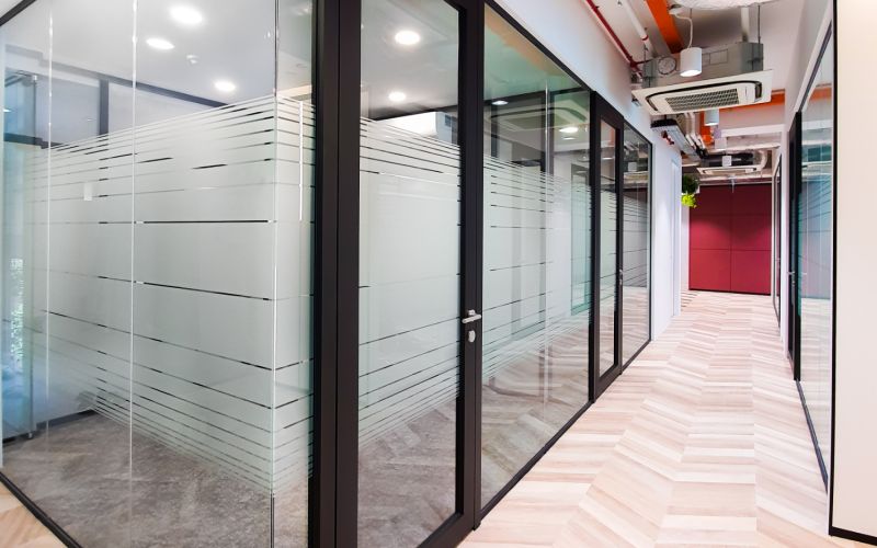 Using Glass Partition for Meeting Rooms