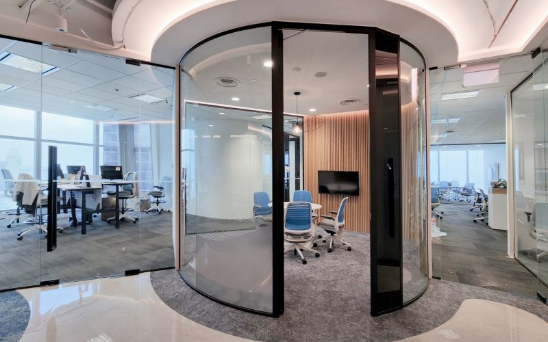 Curved Glass Meeting Room