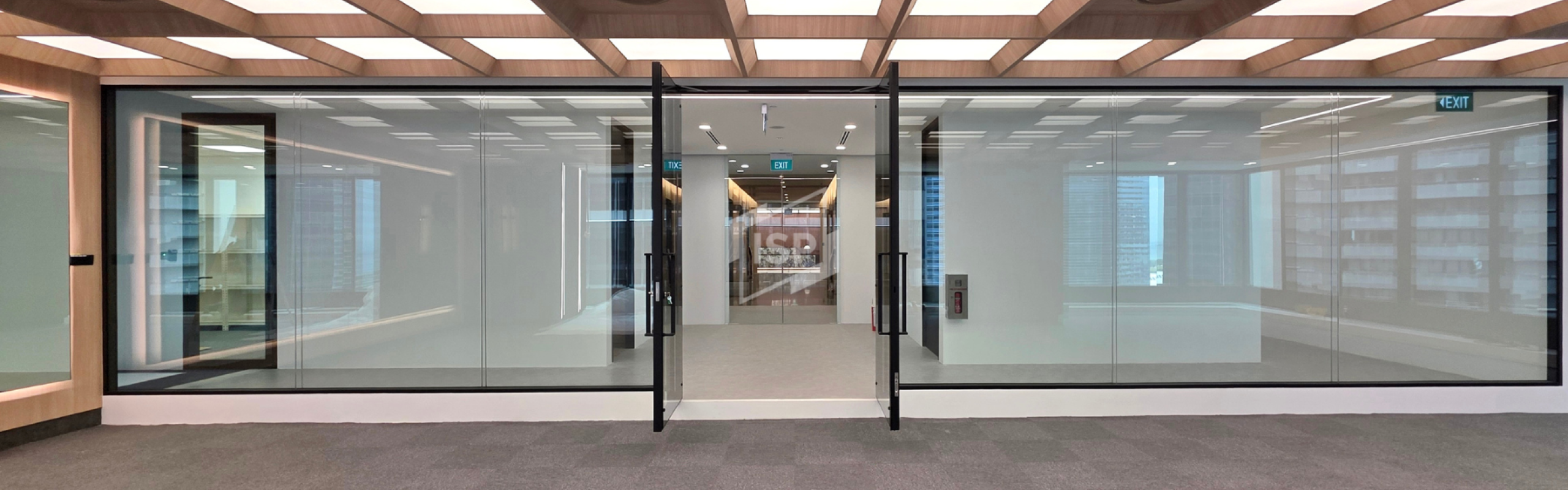 Large-Panel COMO Glass Partitions for a Commercial Office