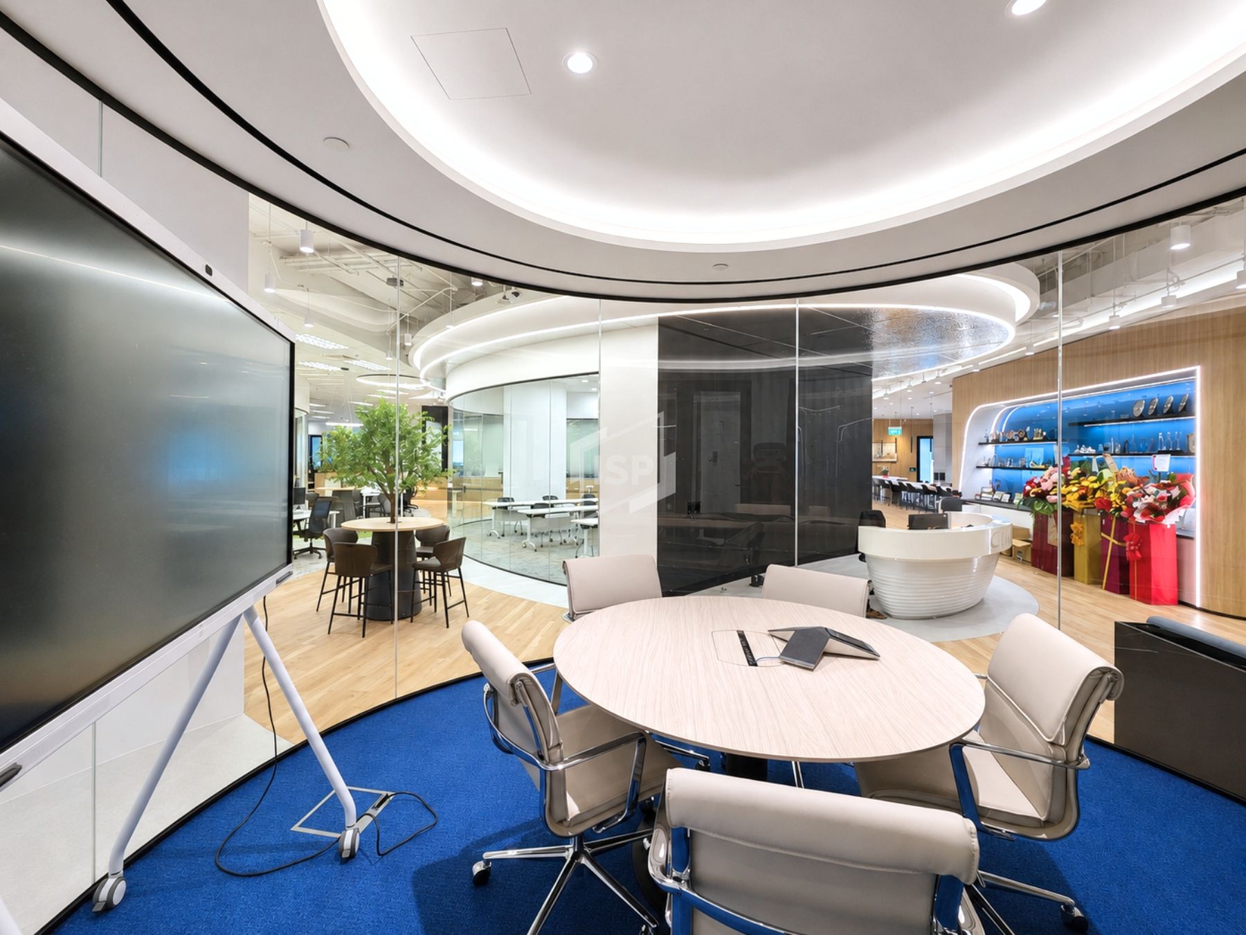 Curved acoustic glazed meeting pod interior