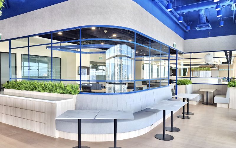 Stylish Curved Glass and Flat Bar Design for Professional Offices