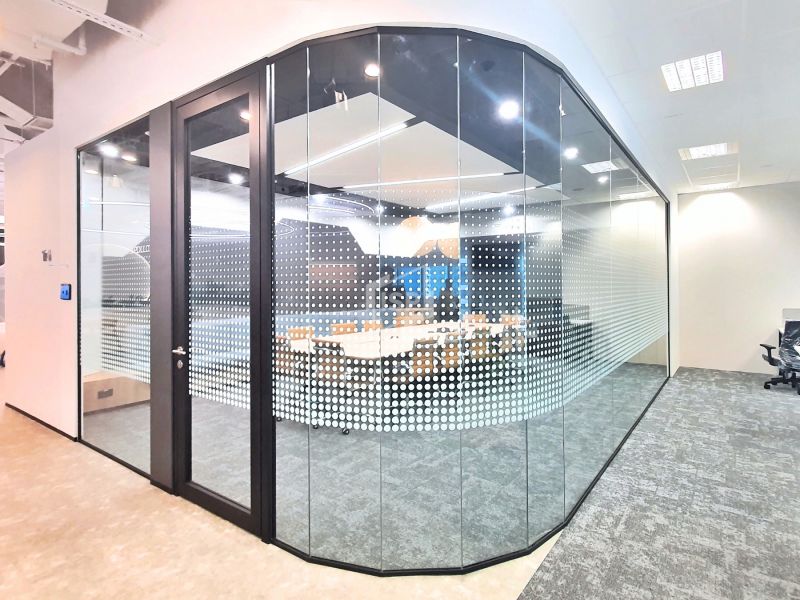 Segmented Glass Panel for Meeting Room