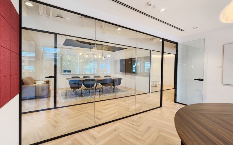 Single Glazed Glass Partitioning with Single Glazed Frameless Glass Doors