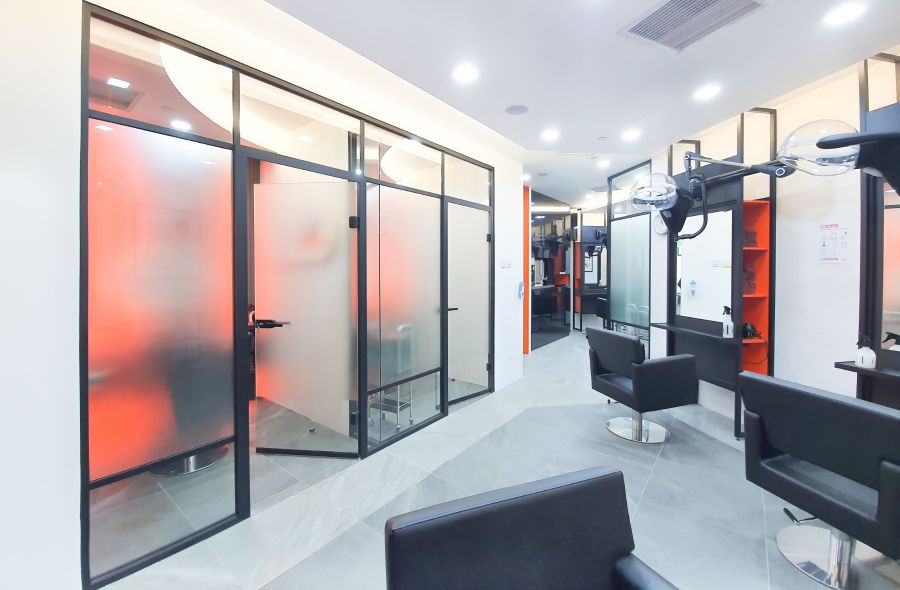 Managing Acoustics in a Retail Space with Glass Partitions
