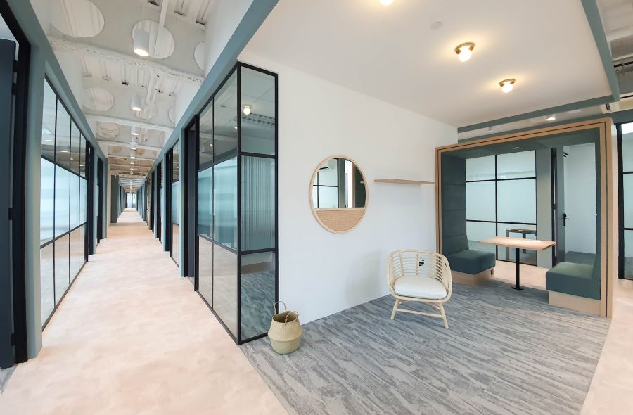 Utilizing Elegant Glass Partitions for Co-working Space