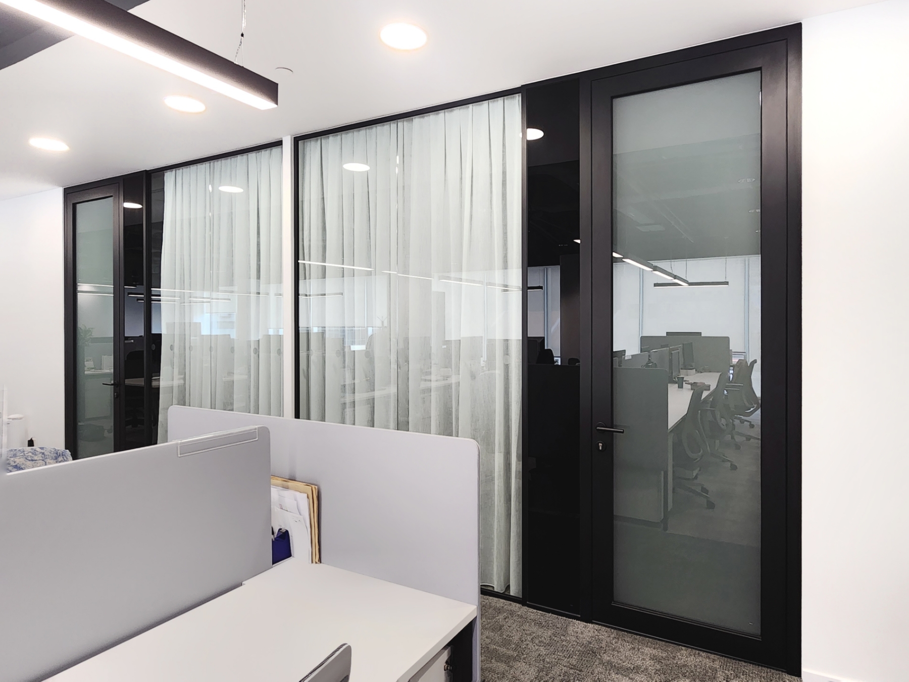 Advanced Acoustic Solutions with COMO Glass Panel and Framed Door