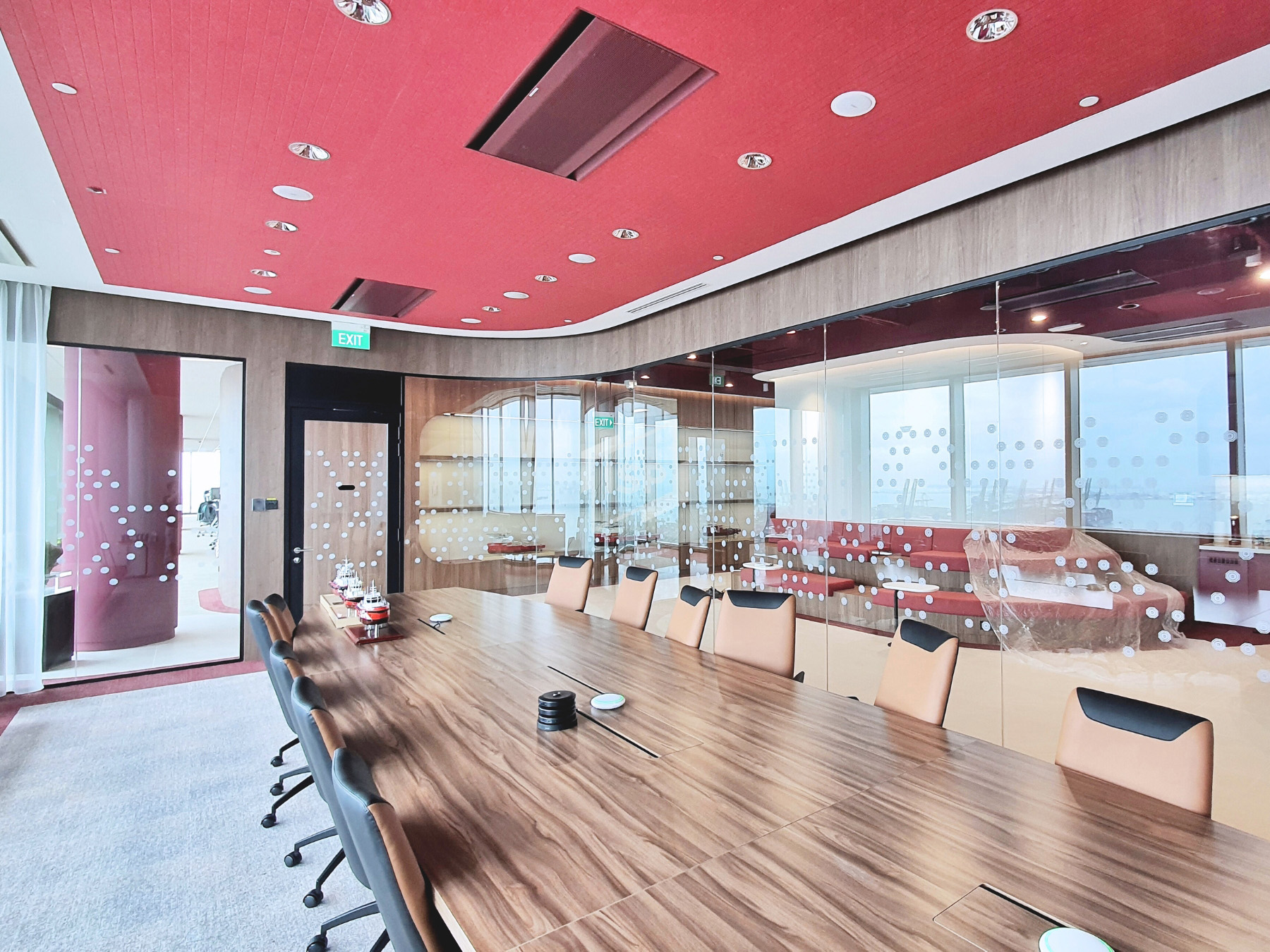 Curved Glass Design for Meeting Room