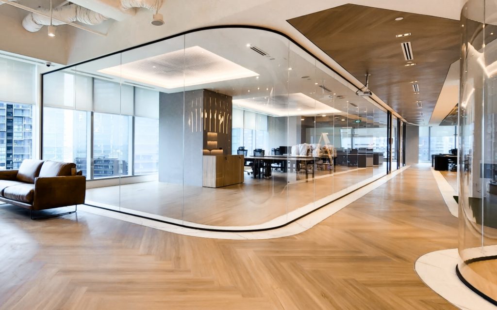 Diverse Glass Designs and Personalized Spaces_Curved Glass Panel