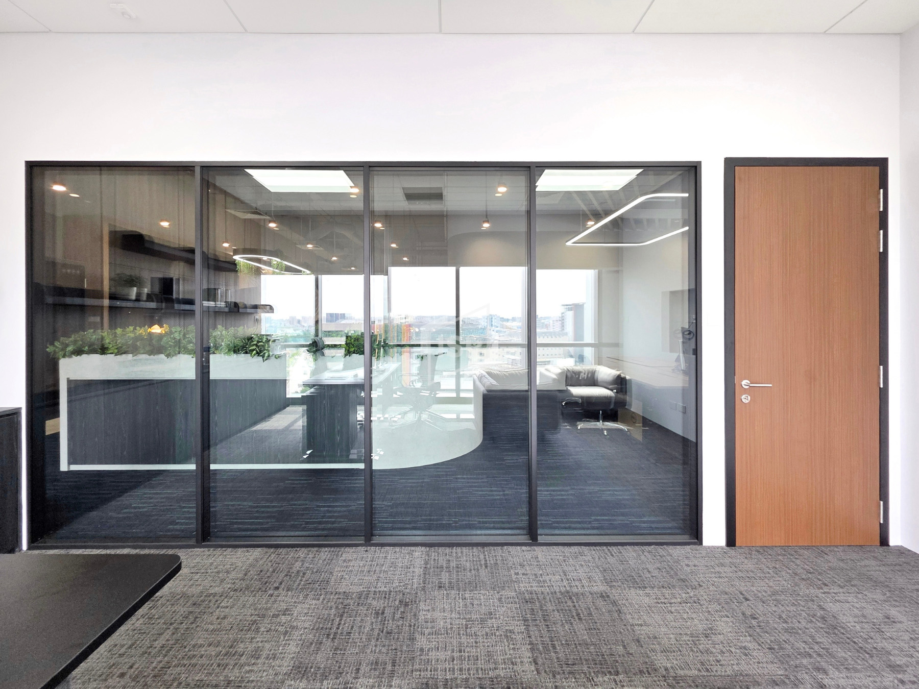 Doubled Glazed Partition with Vertical Frames for Meeting Room