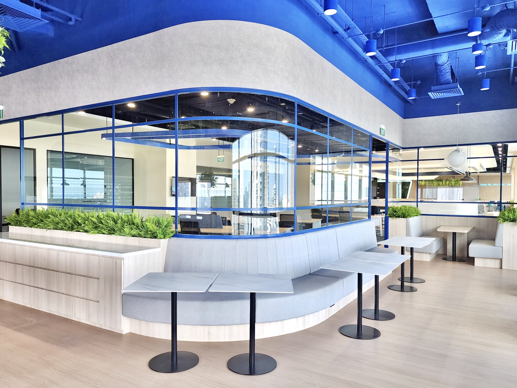 Stylish Curved Glass and Flat Bar Design for Professional Offices