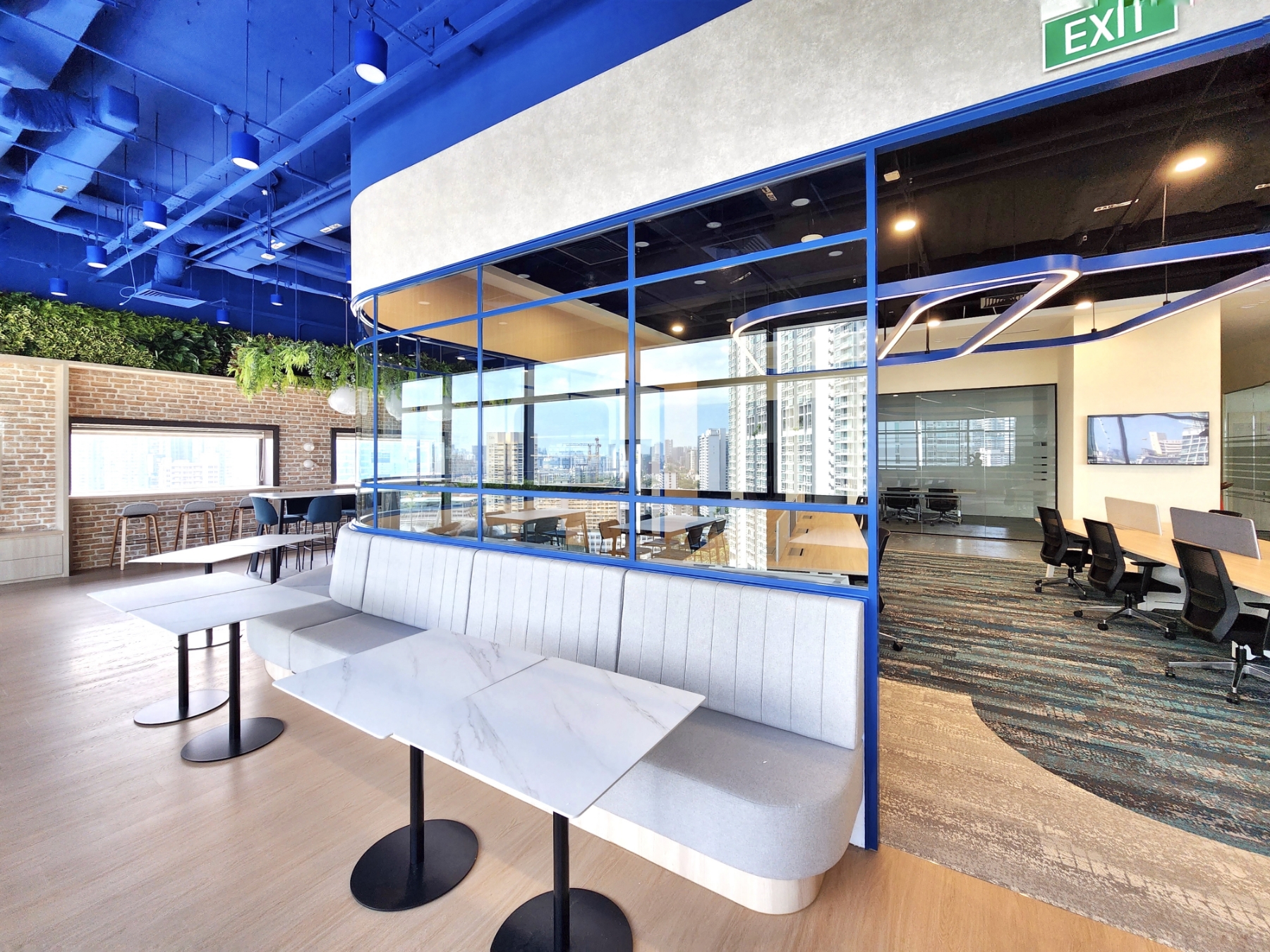 Stylish Curved Glass and Flat Bar Design for Professional Offices