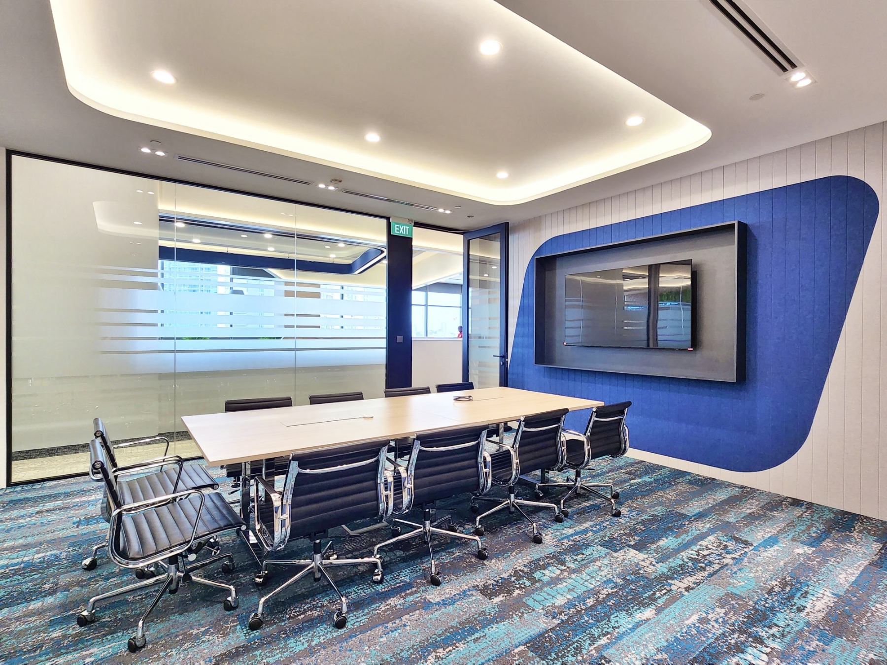 Stylish Curved Glass and Flat Bar Design for Professional Offices