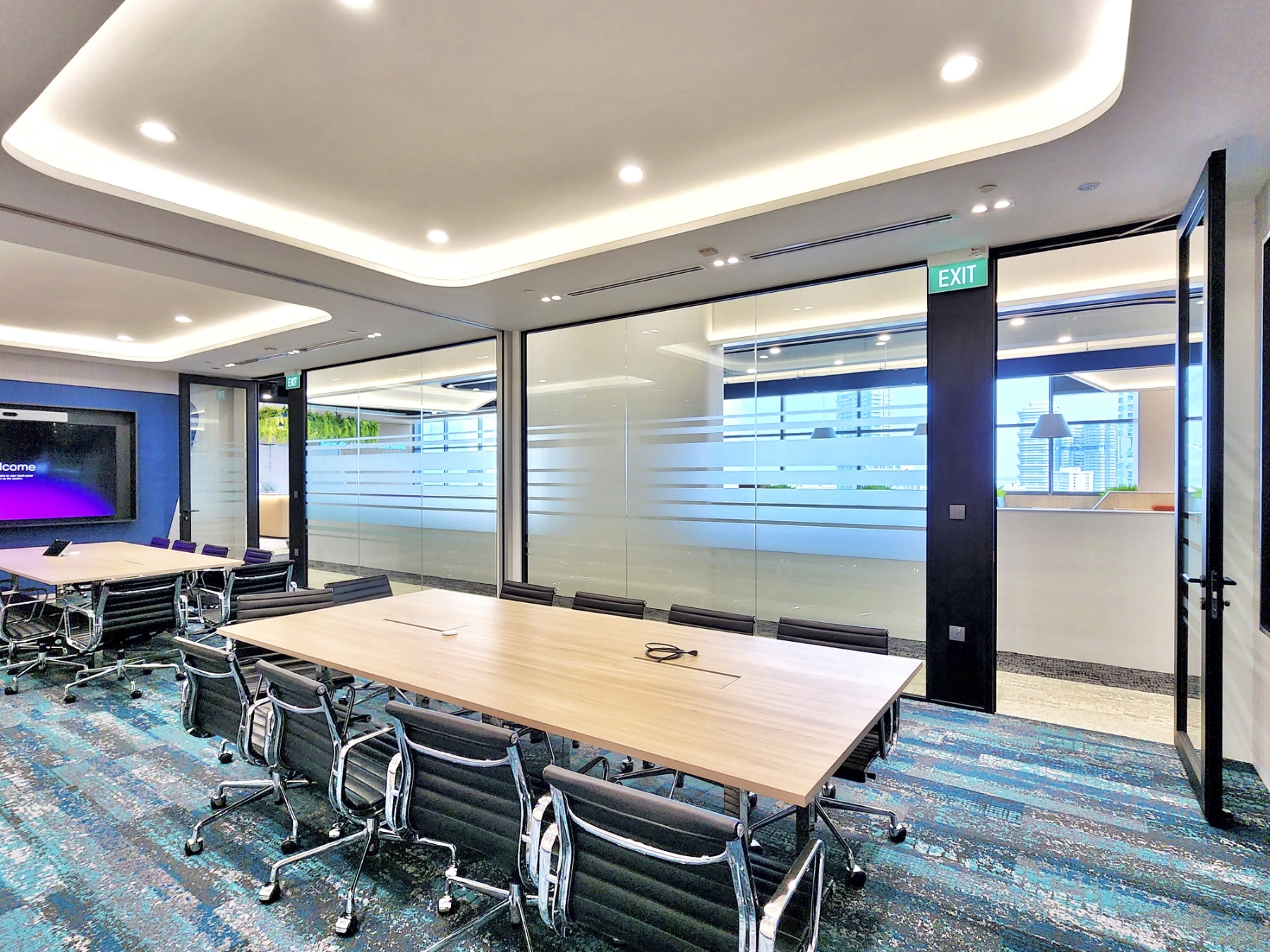 Stylish Curved Glass and Flat Bar Design for Professional Offices